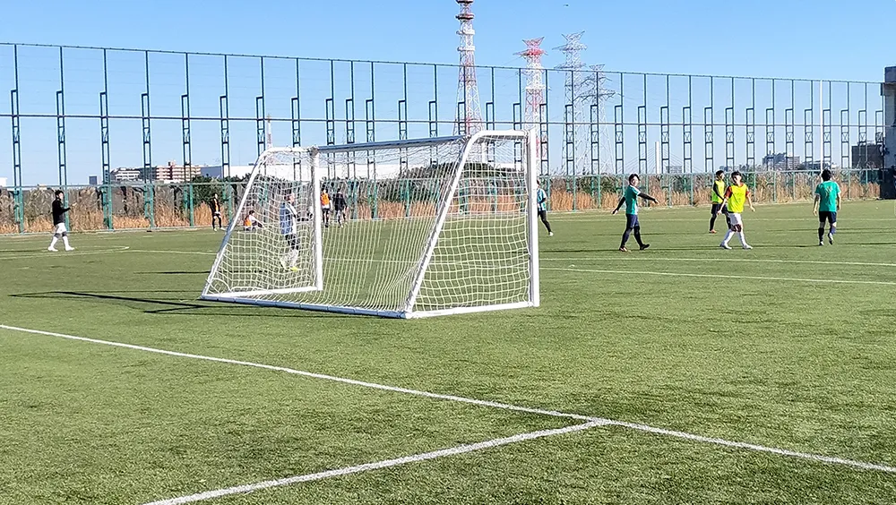 仲間とサッカーをしている写真